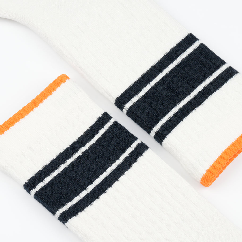 Streetwear krem çizgili çorap - sokak modası uyumlu