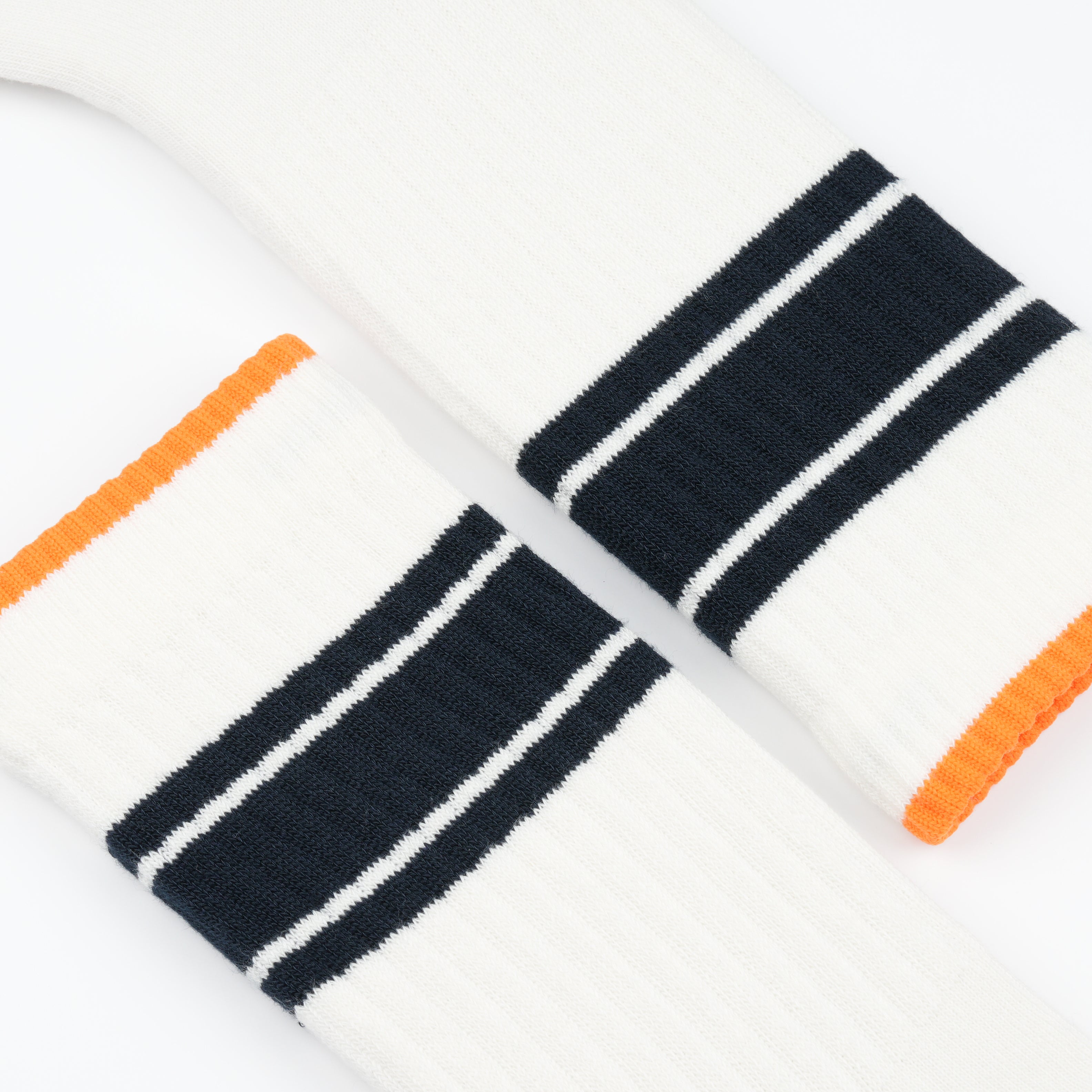 Streetwear krem çizgili çorap - sokak modası uyumlu